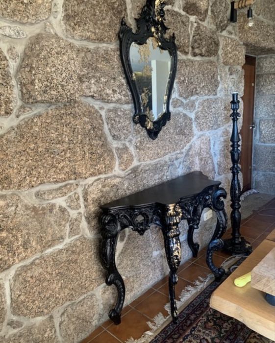 credencia, espelho e candeeiro preto mate com folha de ouro