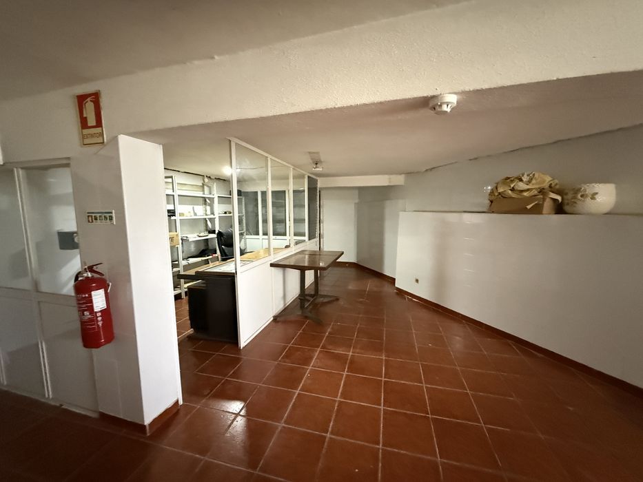 Residencial / Alojamento Local com 7 Suites + Bar + Terraço
