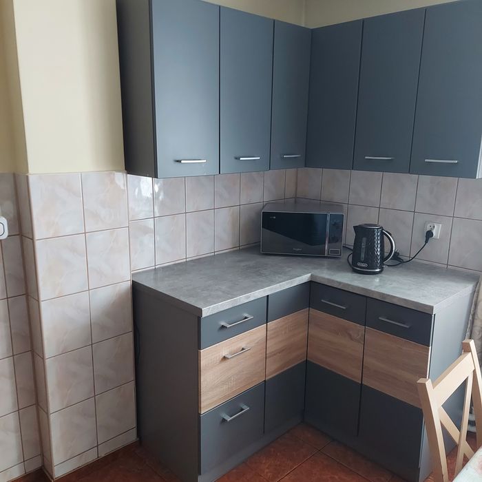 Zestaw mebli kuchennych z agd plus stół i krzesła