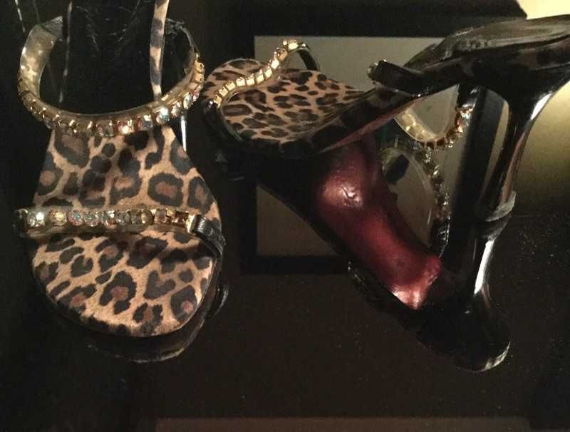 Sandália com strasse.