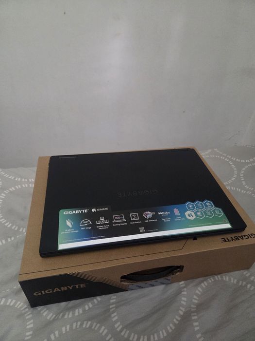 Portátil Gigabyte A16 2025 e Oculus Xreal XbX a01plus