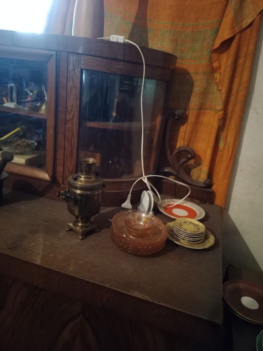 Stary kredens z pomocnikiem