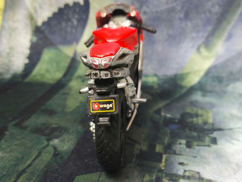 Игрушка мотоцикл MV AQUSTA F4 RR 2012 Bburago 1/18
