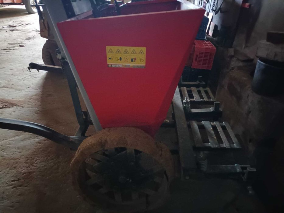 Plantador de batatas semi automático