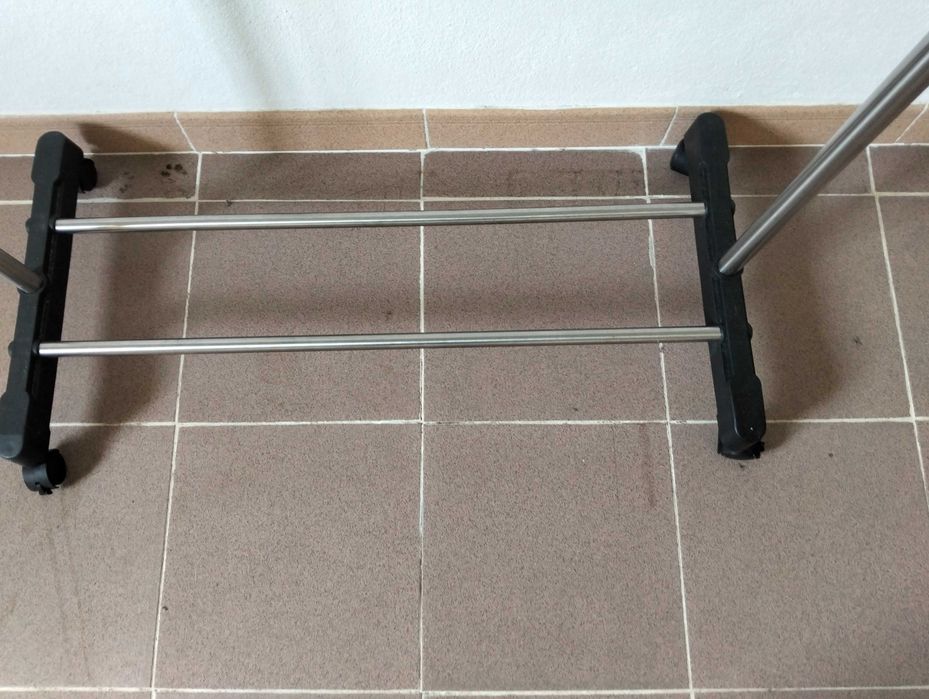 Cabide em inok para pendurar vestiário