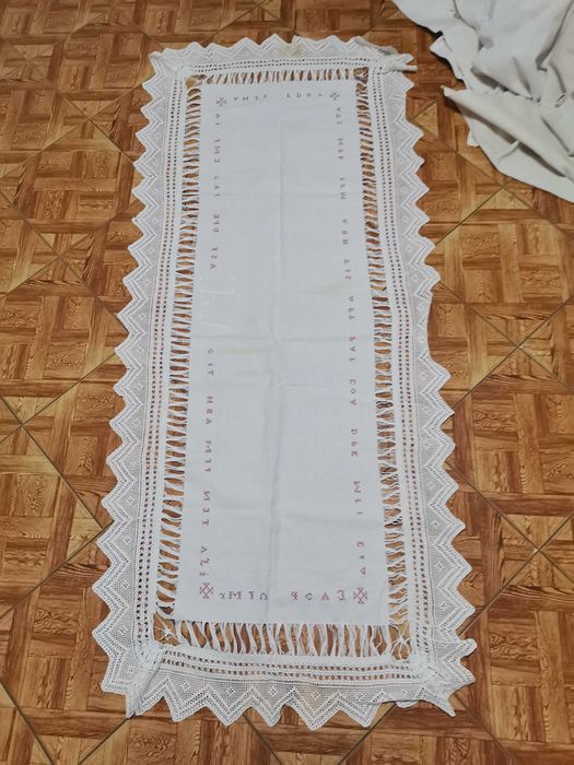 Toalha e outras peças em linho. Também mantas em burel.