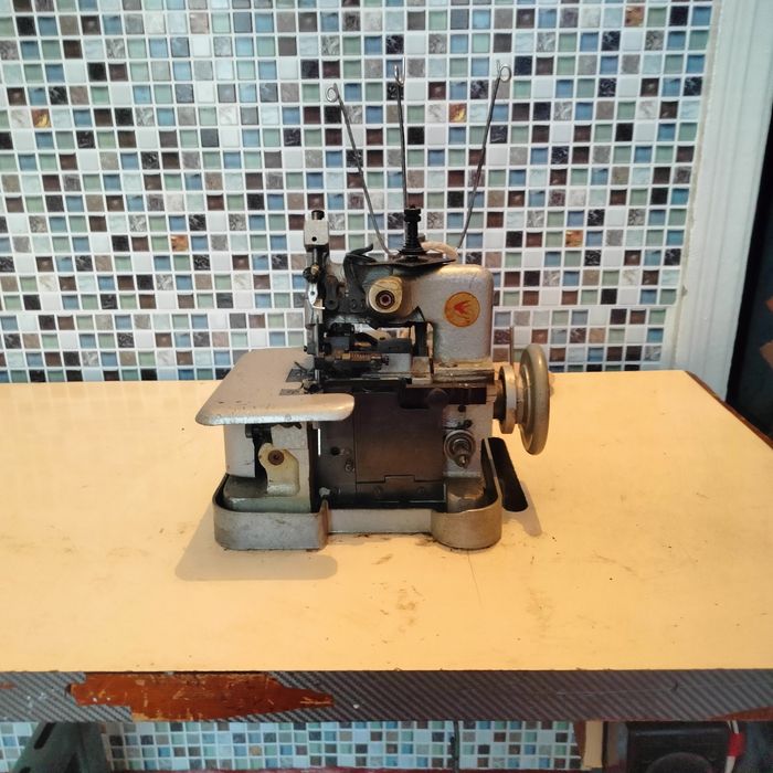 Продам оверлок со станиной 51кл