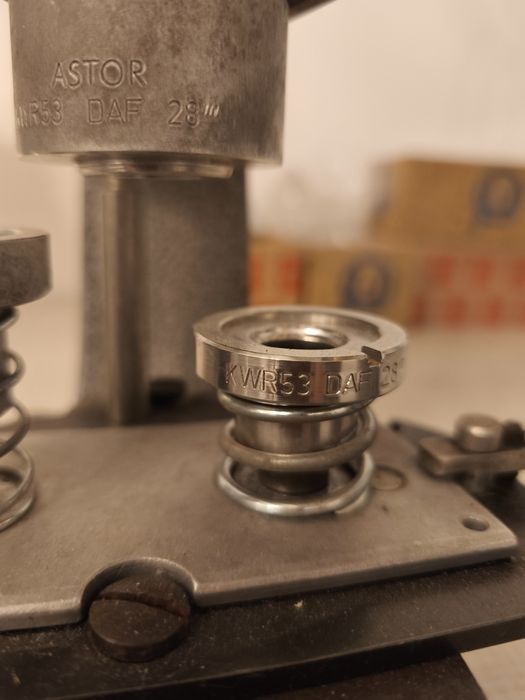 Astor 53 maszyna do produkcji guzików powlekania + wycinarka łatek