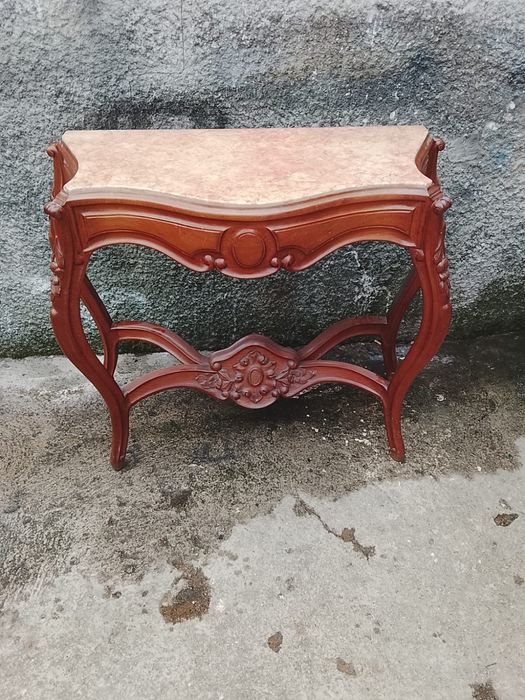 Mesa cardensia antiga de estilo Romântico