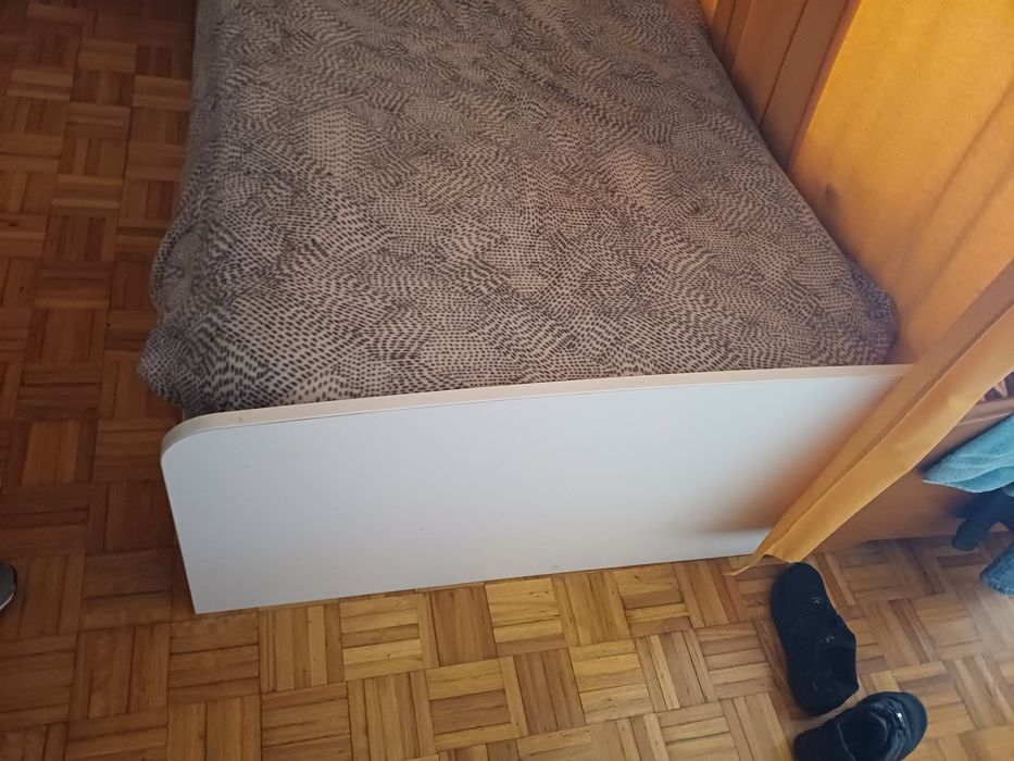 Cama solteiro e roupeiro