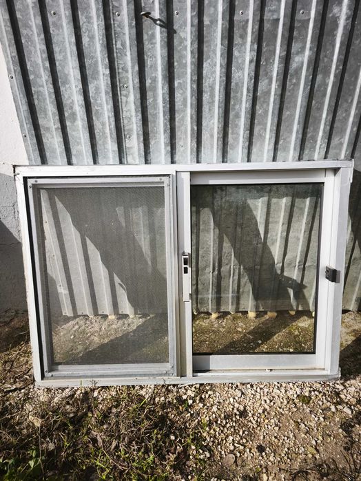 Janela de correr usada com mosquiteira incluida