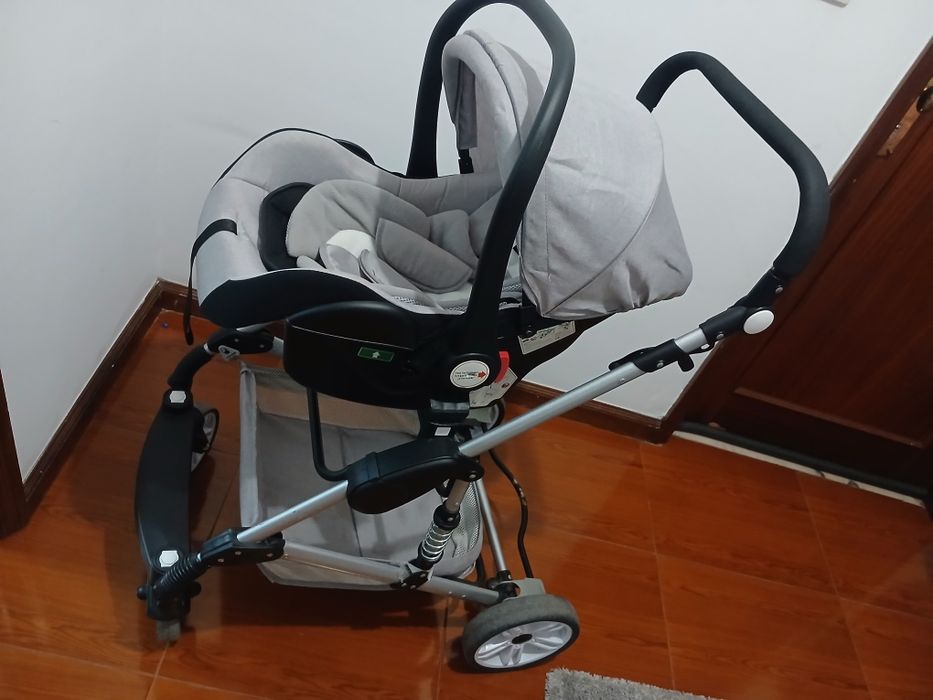 Vendo carrinho e ovo ,para menina outros acessórios.