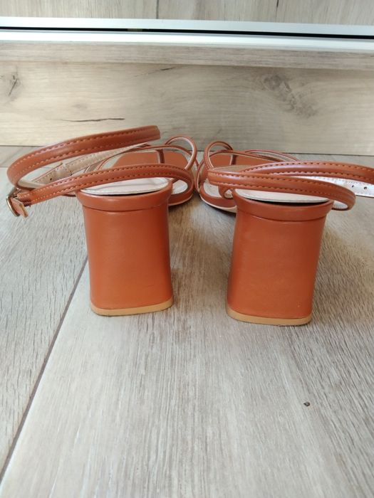 Piękne buty na słupku, sandałki