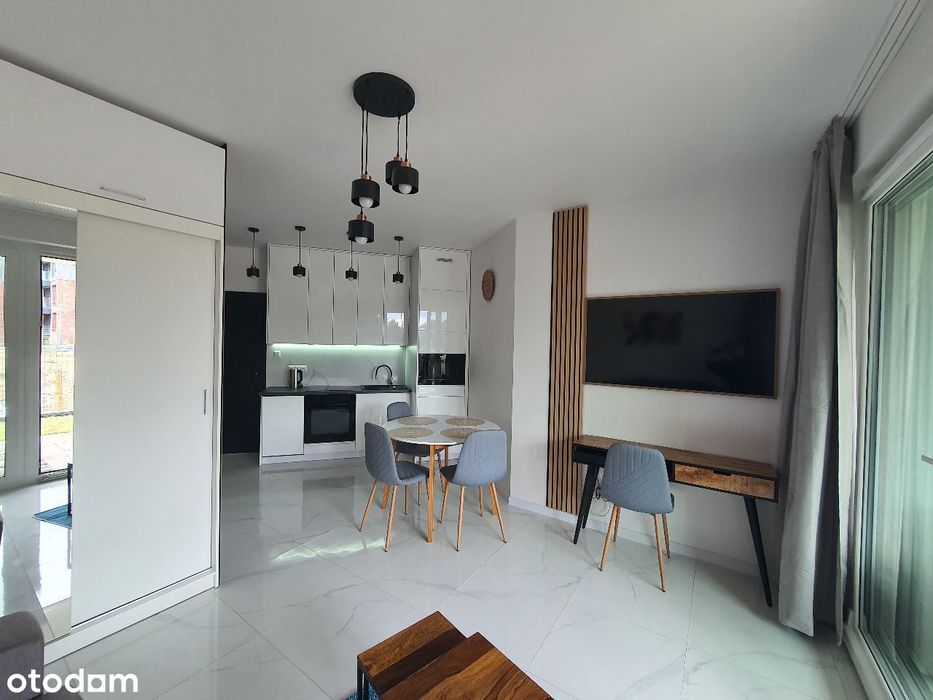 Studio w Apartamentowcu z ogródkiem i pryw. plażą