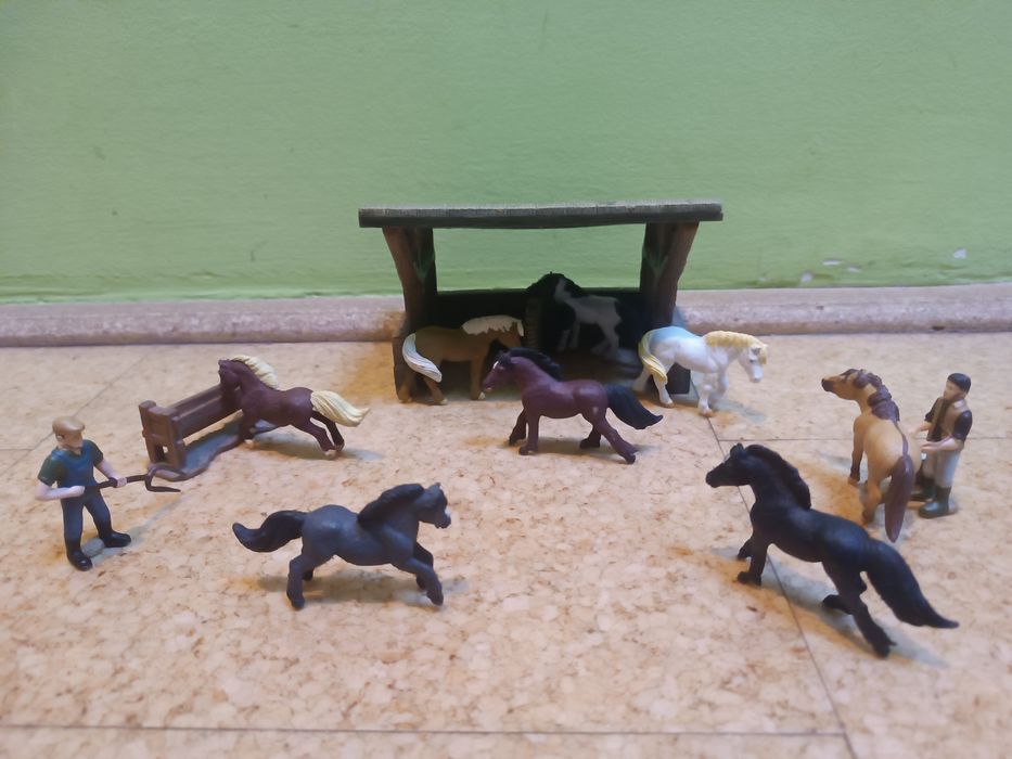 Figurka stajni + konie