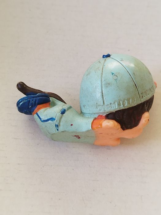 Miniaturas de Monchhichi (conhecidas como Kiki em França) a jogar base