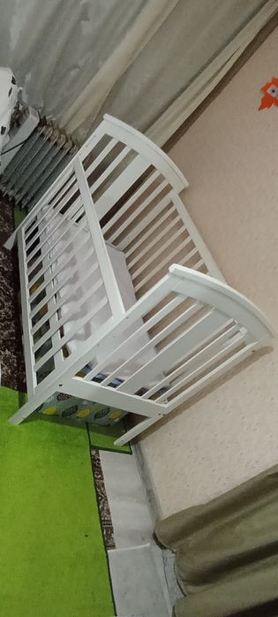 Дитяче ліжечко з маятником