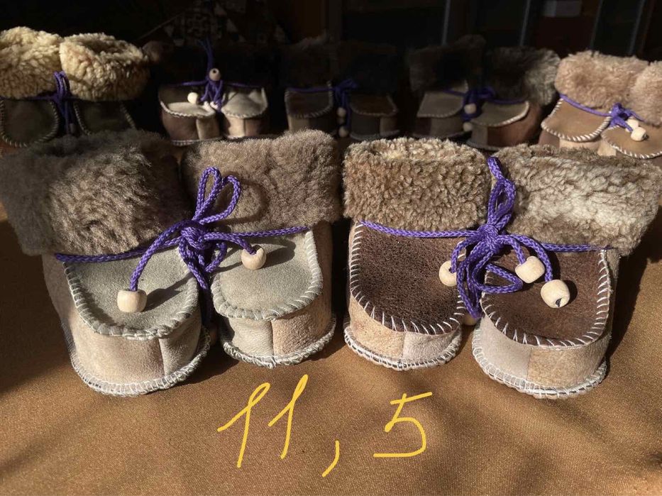 Нові дитячі капчики, пінетки з натуральної шкіри та шерсті.