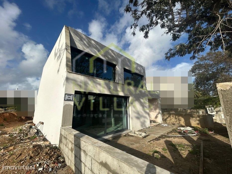 Moradia de Luxo T4 com Piscina e Garagem Chave na Mão