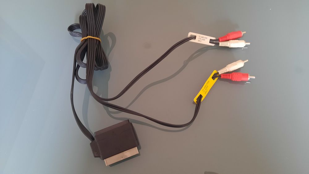 Vários cabos: HDMI, scart 21 pinos, Áudio e Vídeo