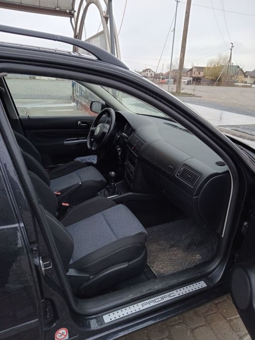 VOLKSWAGEN Golf 1.4 чорний pacific