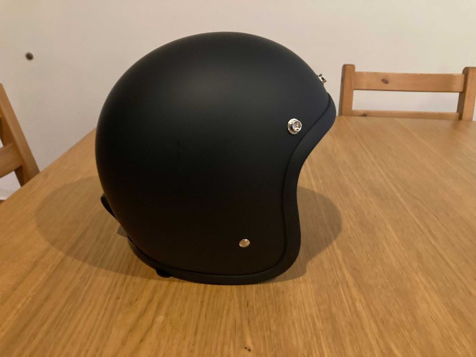 Capacete preto mate, low profile, chopper, retro.