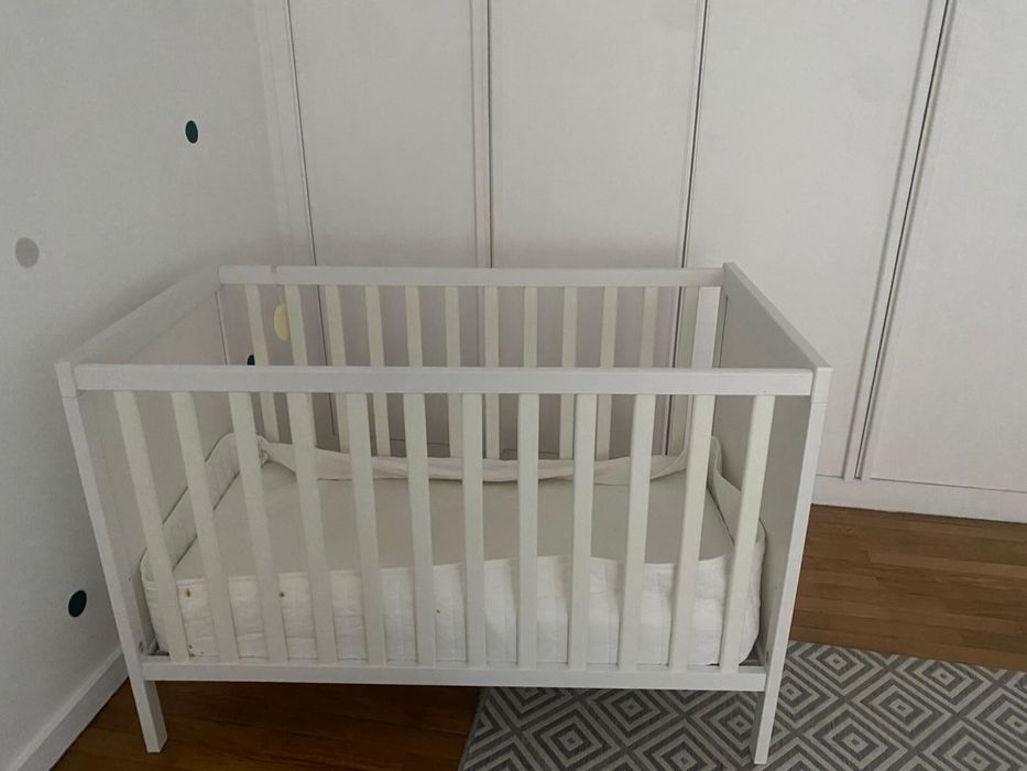 Berço Ikea inclui lencoes