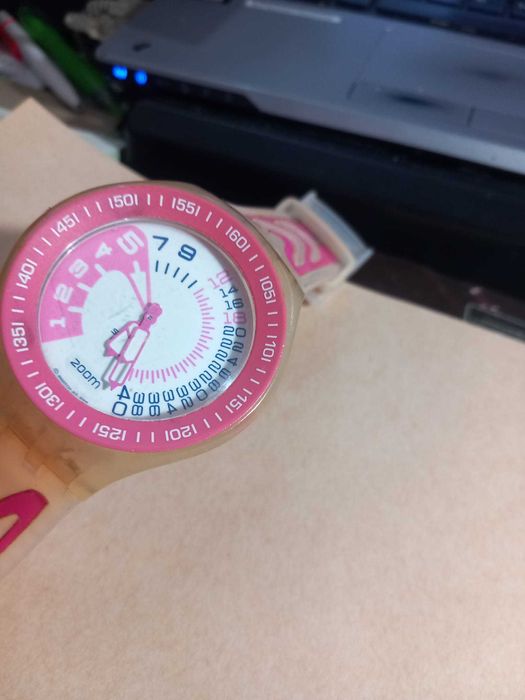 Relógio desportivo da marca Swatch,