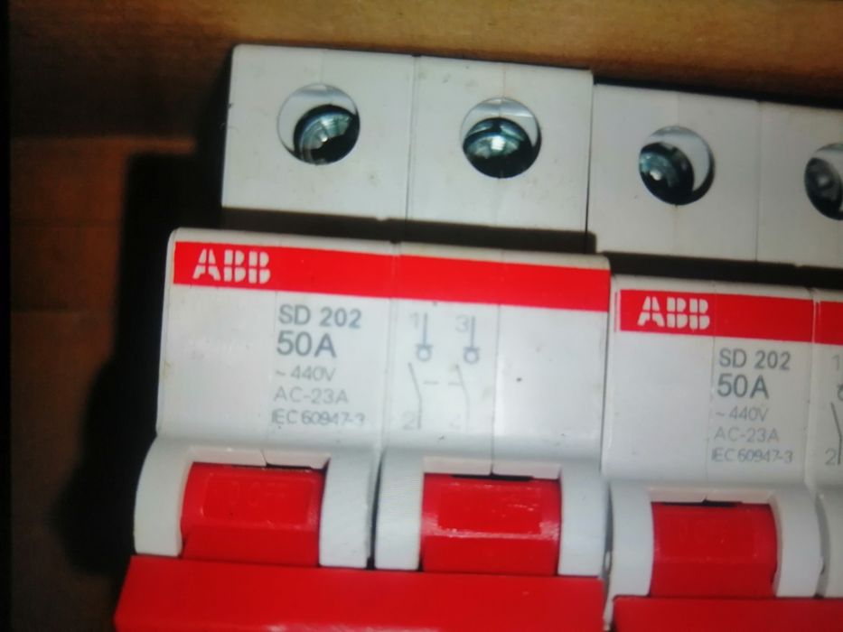 Vários disjuntores novos