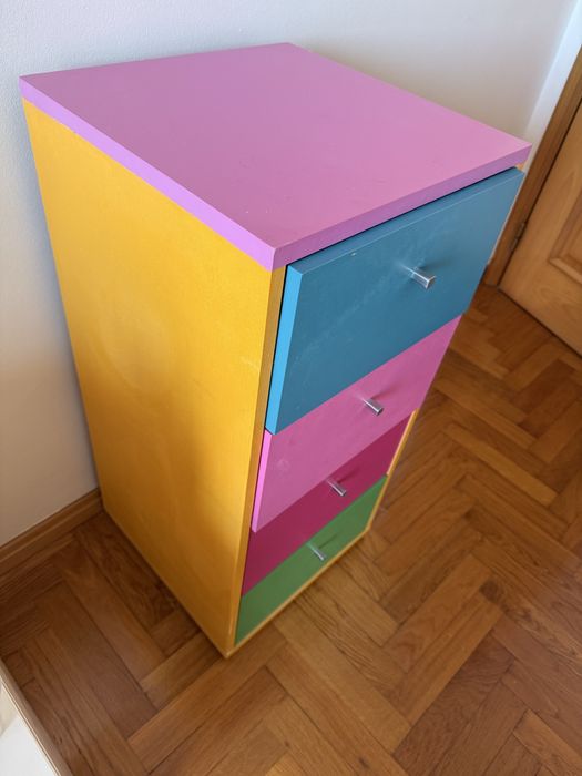 Movel camiseiro para quarto de criança pintado às cores