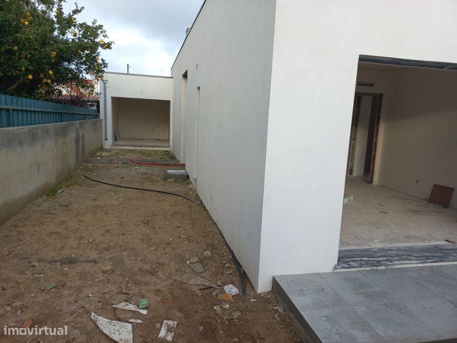 Moradia T3 em final de construção, com piscina, em Fernão Ferro