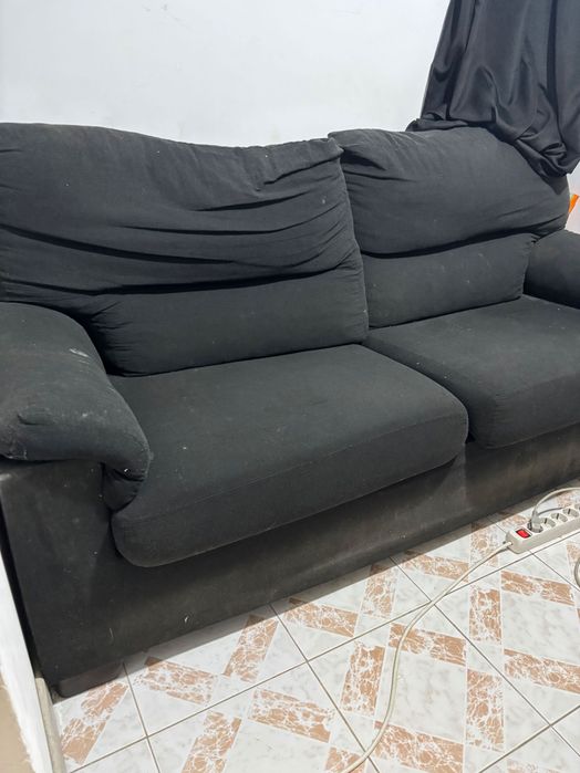 Sofá preto usado mas em bom estado