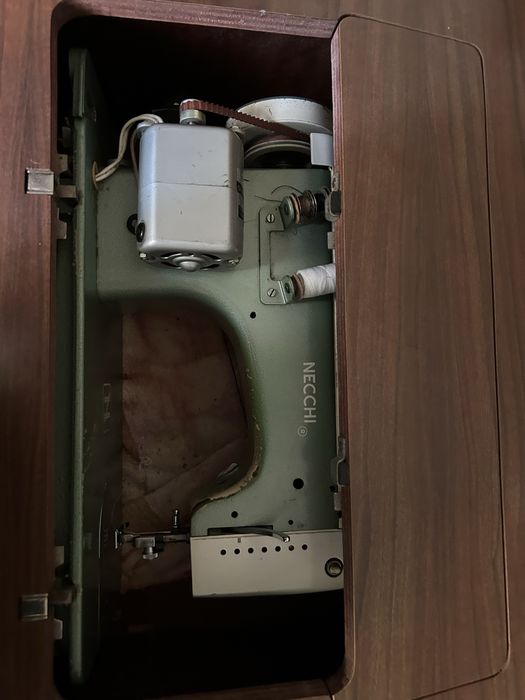 Máquina de costura Necchi com móvel