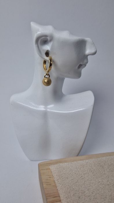 Złote kolczyki wiszące szlifowanie kulki grube