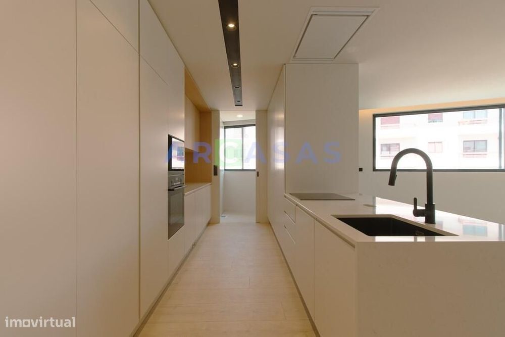 T4 Apartment with Balcony and Enclosed Garage in São Cosme, Gondomar