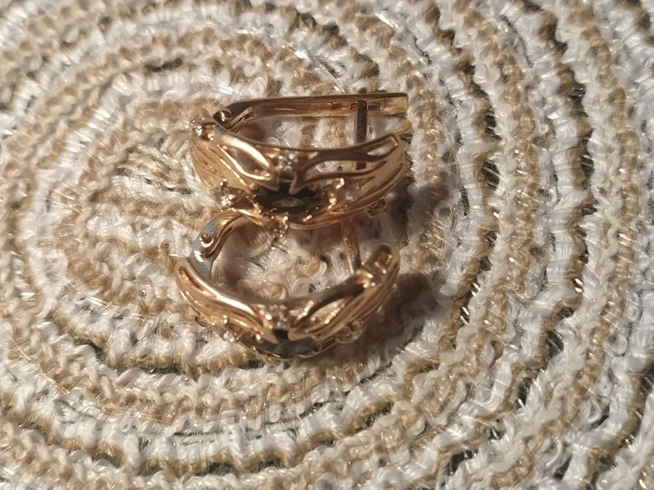 Продам золотые серьги