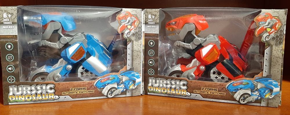 Динозавр трансформер, машина, є світло, звуки, мелодія