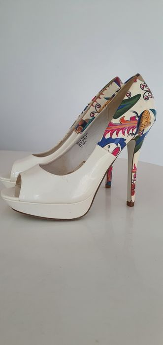 Szpilki korowe platformy lakierowane  kwiaty