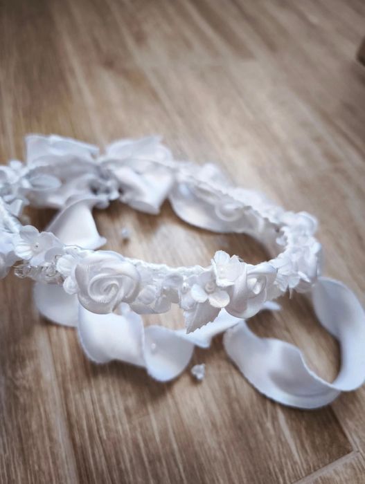 Biały wianek komunijny z różami i kokardą z tyłu