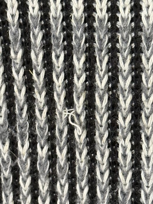 Sweterek czarno biały z kieszonką