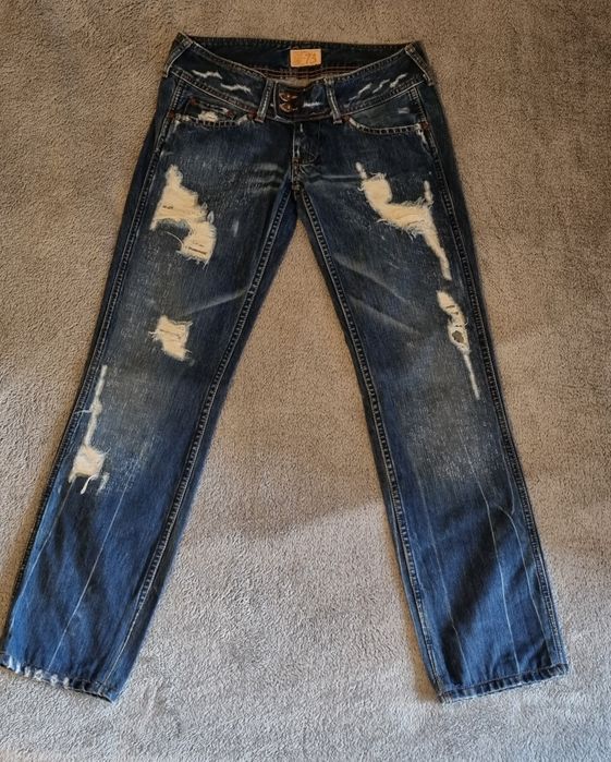 Jeansy bawełniane z dziurami. Pepe Jeans. Jeansy biodrówki