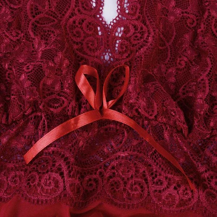 Пеньюар-боді, жіноча нічна сорочка з мереживом та трусиками.