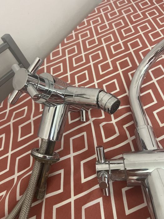 Tres Torneiras para casa de banho em muito bom estado