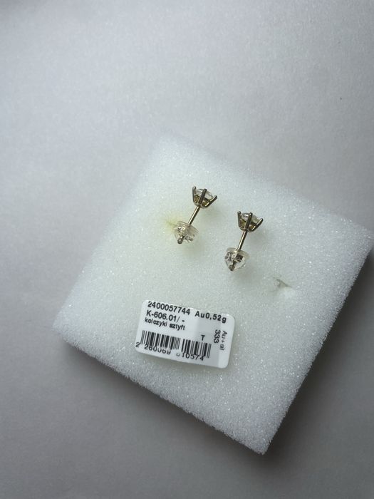 Złote kolczyki Apart