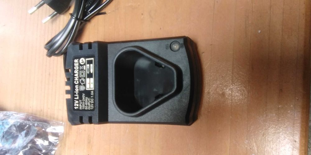 Carregadores novos 220 voltes universal 12V.