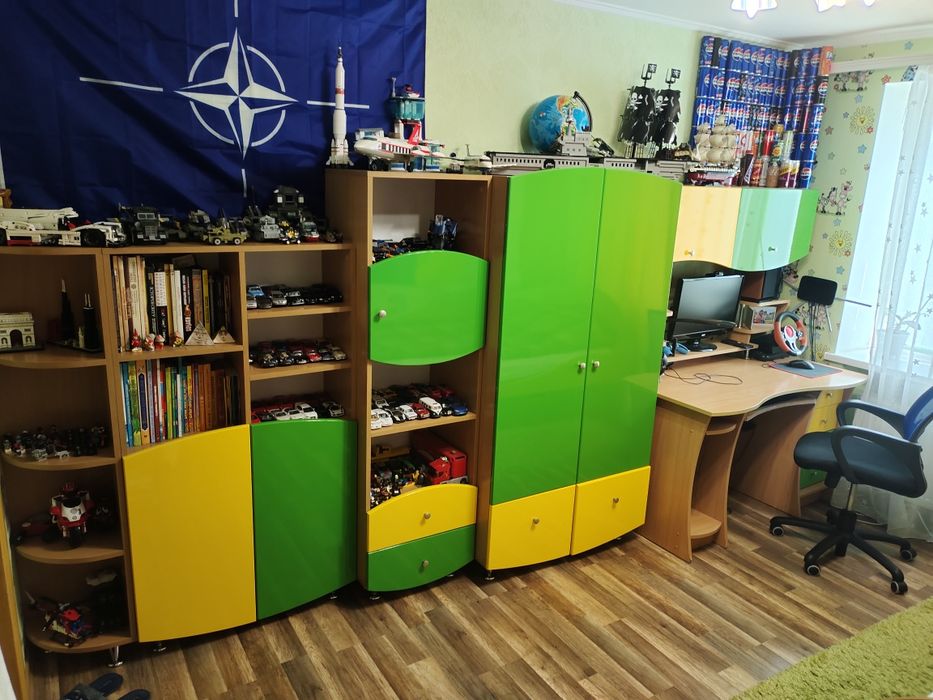 Комплект меблів в дитячу кімнату