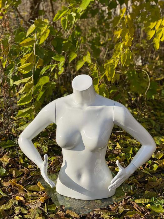 Жіночий манекен-тулуб Італія, б/у, білий колір з руками