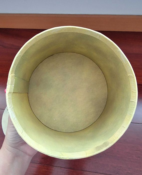 Caixa cilíndrica com padrão de anjos