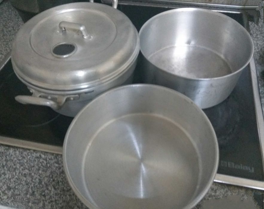 Conjunto de formas e utensílios de cozinha variados
