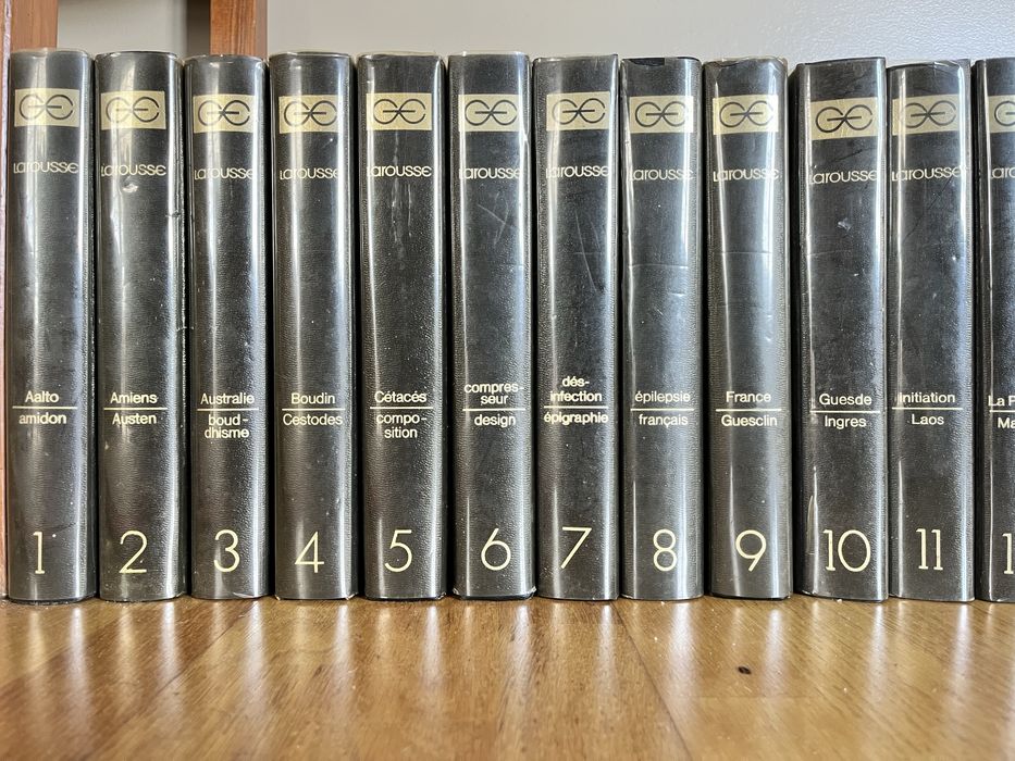 Enciclopédia Larousse, em francês